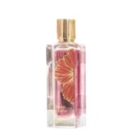 Ibisco Nirvana tar deg med inn i en duftdrøm der hibiskus spiller hovedrollen. Duften åpner friskt og livlig med lime, kjølig mynte og mørk sødme fra solbær. I hjertet blomstrer hibiskusen i perfekt harmoni med geranium, tidløs damaskusrose og et varmt hint av kanel. Basen gir dybde og varighet med myk vanilje, markant lær og forførende amber musk. En eksotisk og sofistikert hyllest til blomsterduftenes dronning – for deg som vil bære noe minneverdig og unikt. Toppnoter: Lime, mynteblader, solbær Hjertenoter: Hibiskus, geranium, damaskusrose, kanel Bunnoter: Vanilje, lær, amber, musk